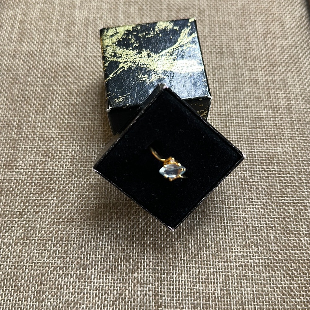 NWOT Gorgeous Light Sapphire Gold Band Ring 🩵💍